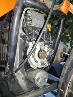 Vedere sub capacul frontal al motorului de pe motocicleta donatoare.