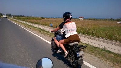 WP_20150807_14_28_05_Pro.jpg (258.38 KiB) Viewed 19992 times N-O SĂ CREZI CE A FĂCUT! Leton duce româncă la gară!